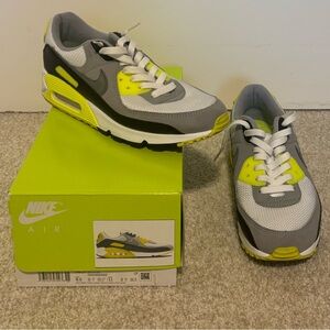 Nike Air Max 90
White-Particle Grey-Volt-Black